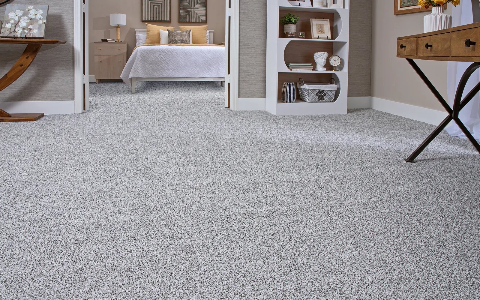Frieze carpet with textured twisted yarns